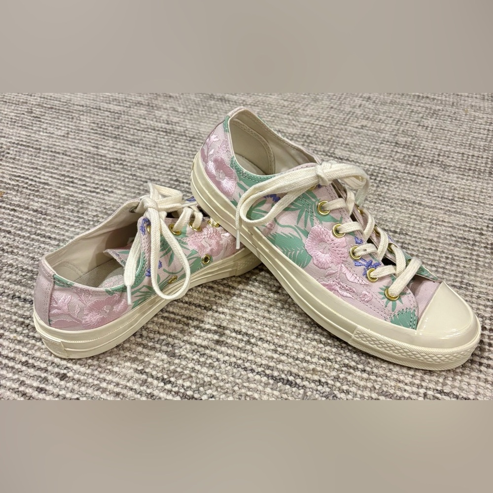 Like NEW Limited Converse Chuck Taylor Embroidered Sneakers-  Women’s 9; Men’s 7
